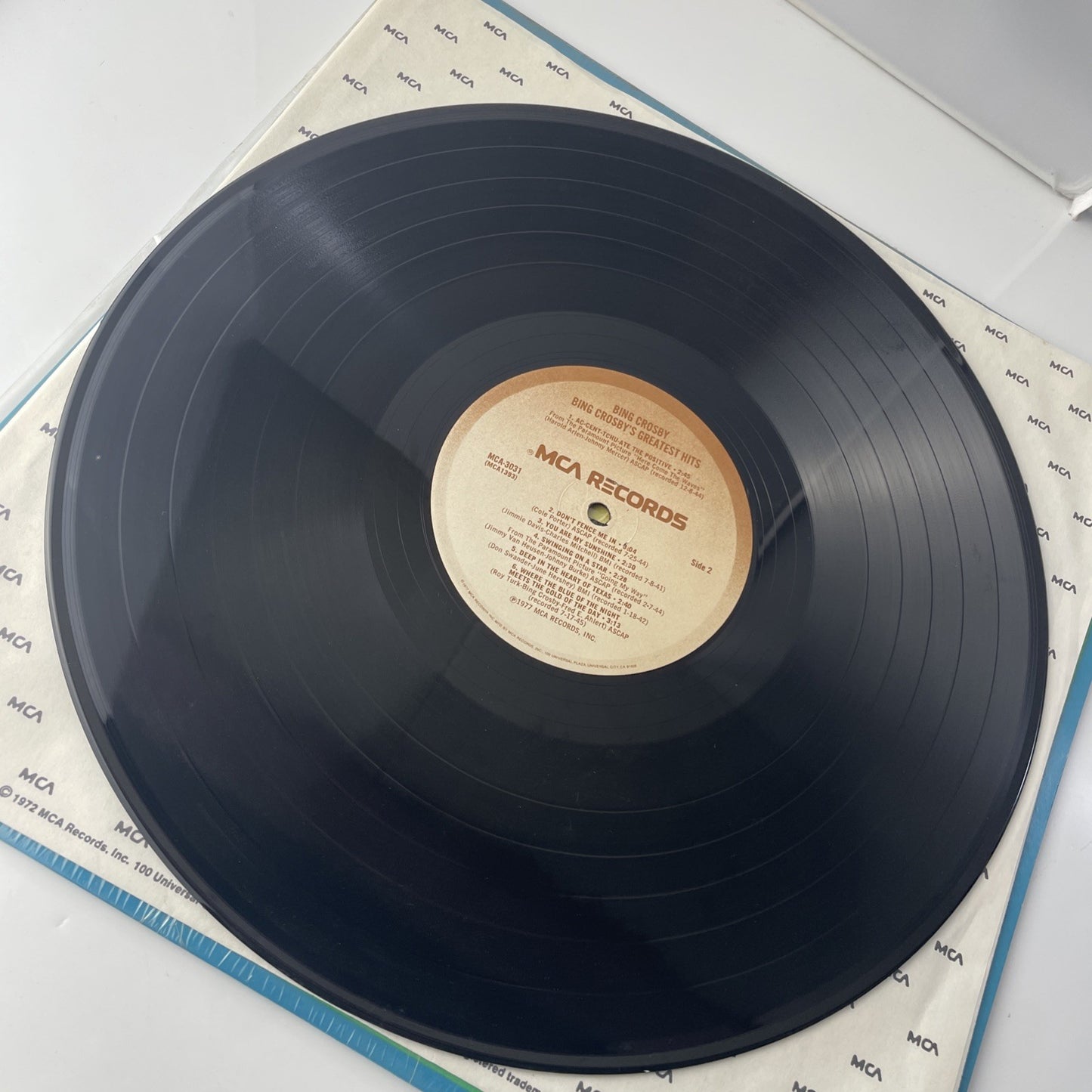 Bing Crosby's Greatest Hits includes White Christmas, MCA-37076, Vintage 1977 LP