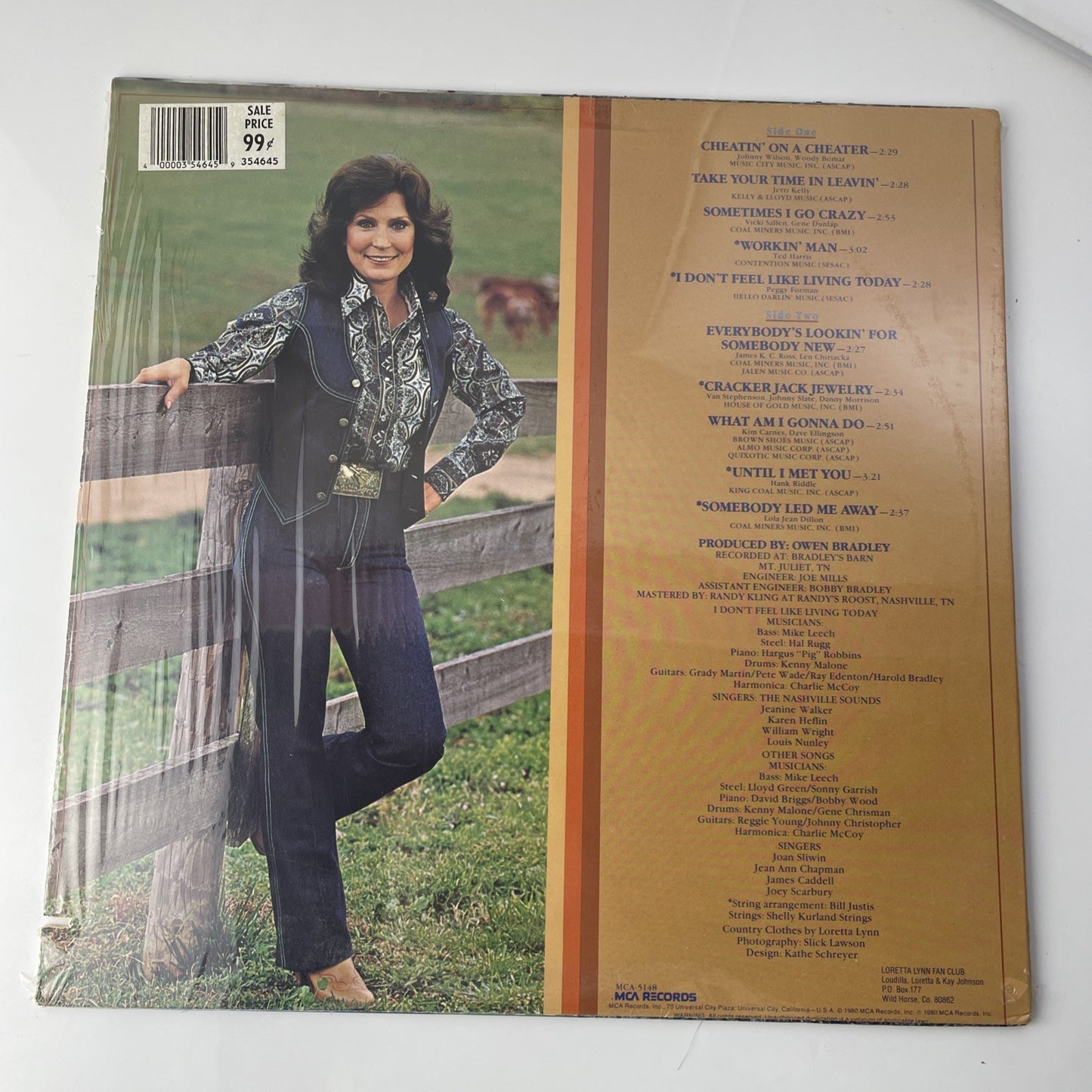 LORETTA LYNN LOOKIN' GOOD LP 1980 - nice copy - saw cut in cover USA