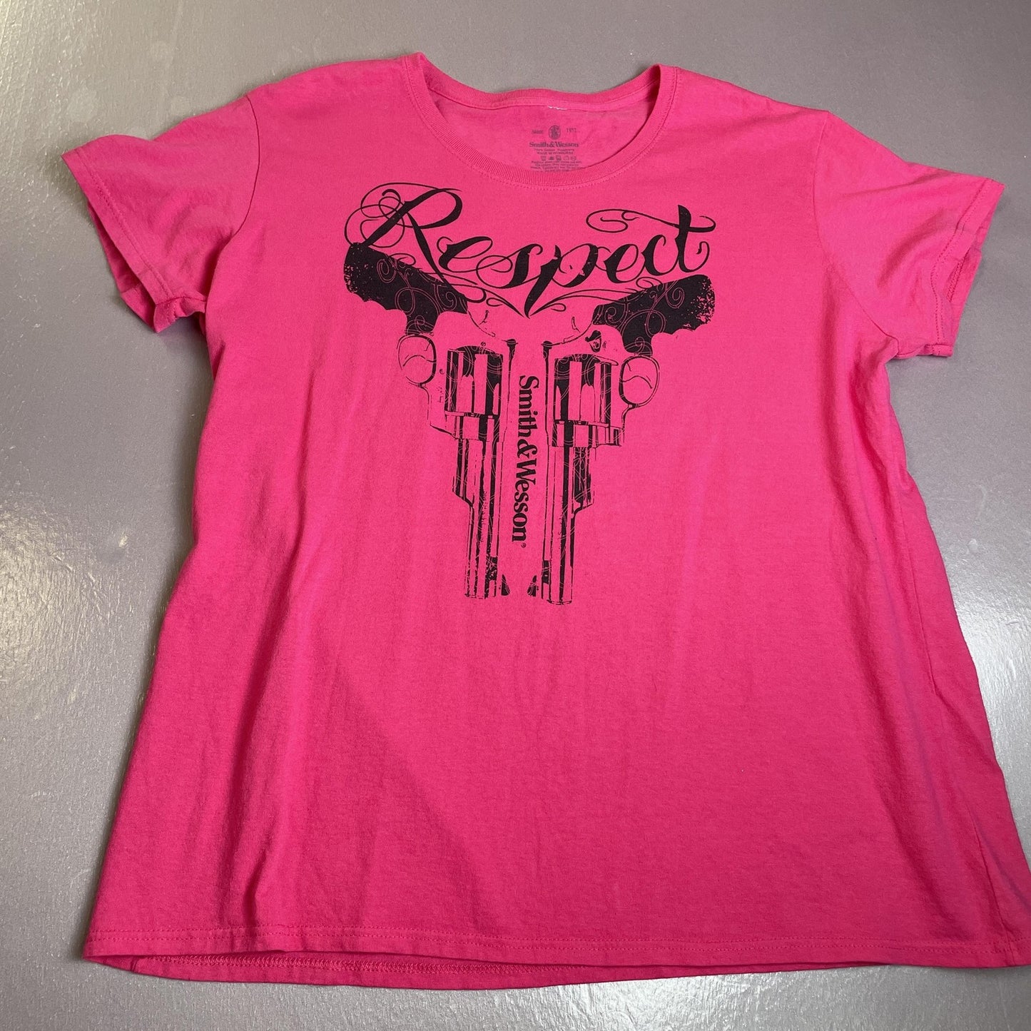 Smith & Wesson Shirt Womens 2XL Pink Respect Pistols Graphic Tee T-Shirt Guns