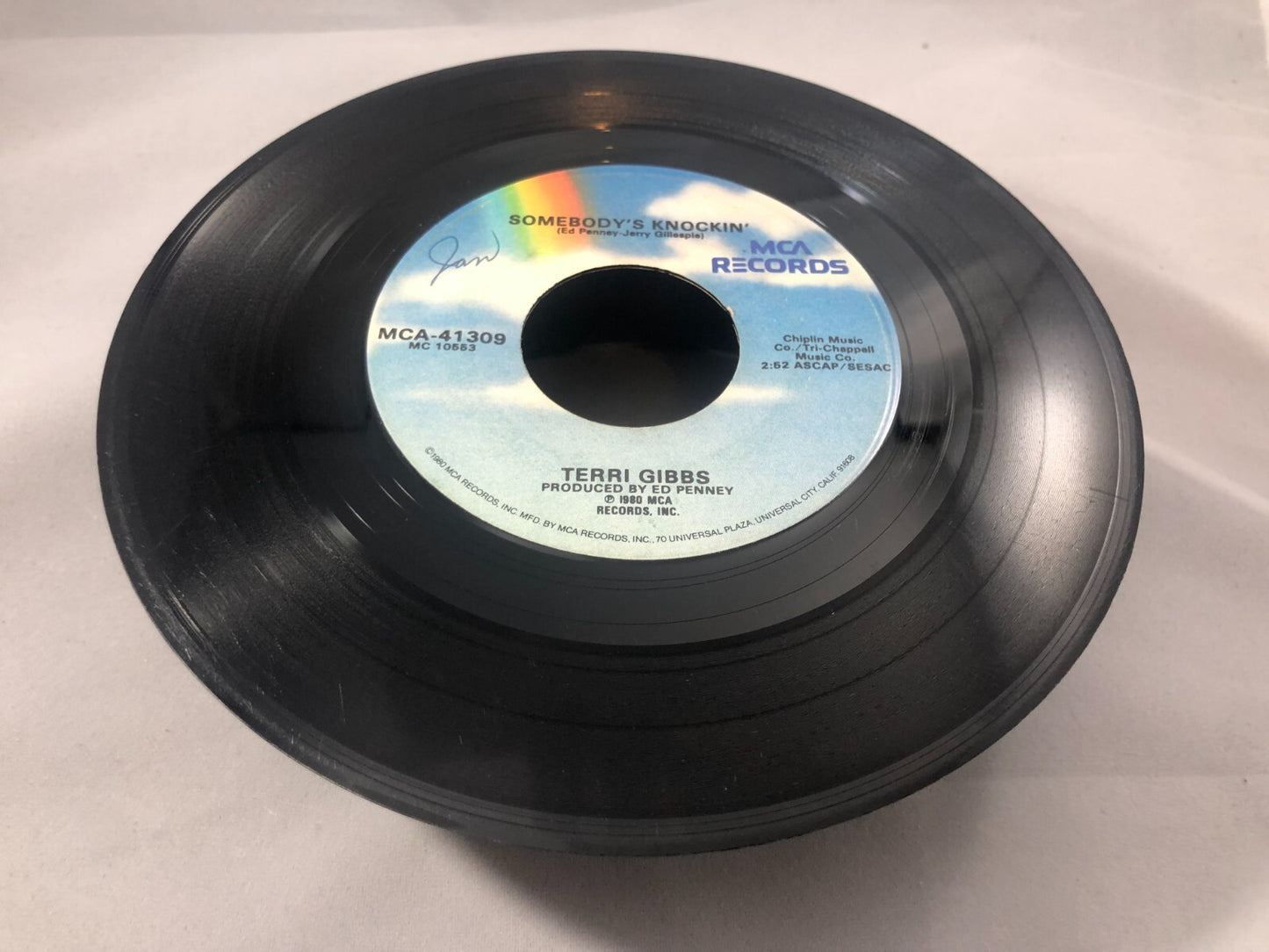 45 RPM 7" Record Terri Gibbs Somebodys Knockin & Rains All Night Long MCA- G+