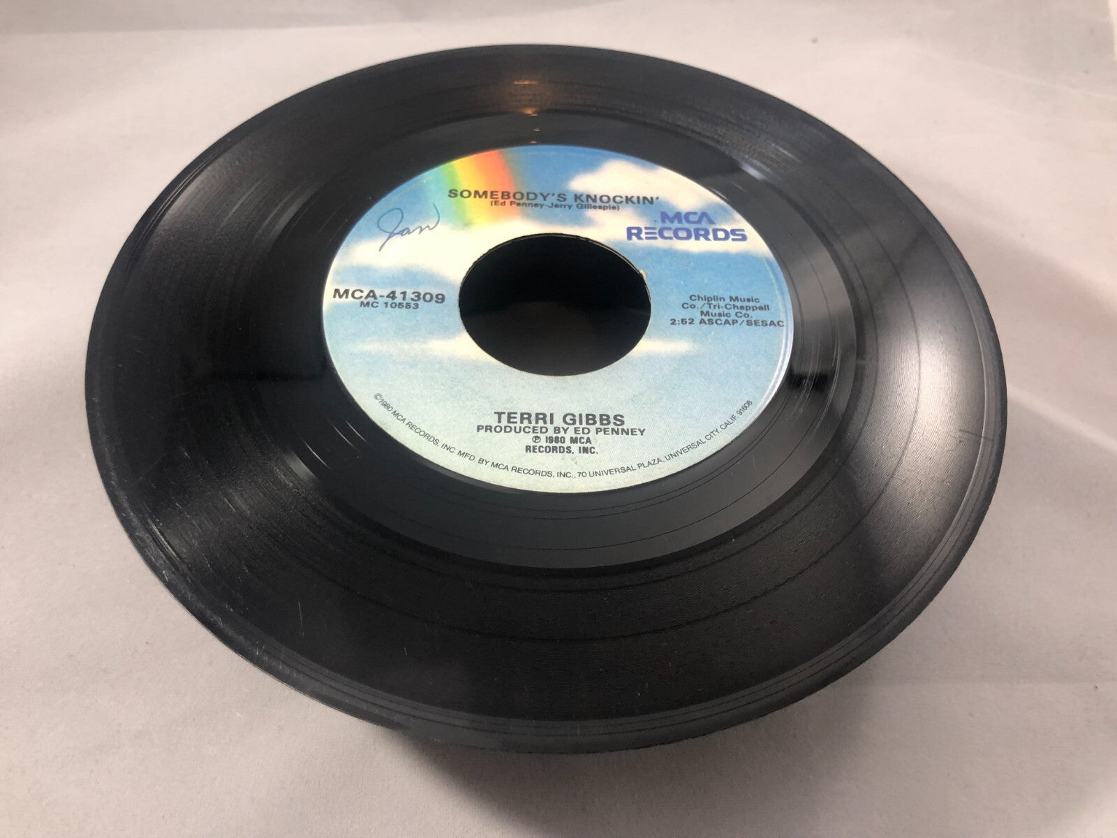 45 RPM 7" Record Terri Gibbs Somebodys Knockin & Rains All Night Long MCA- G+
