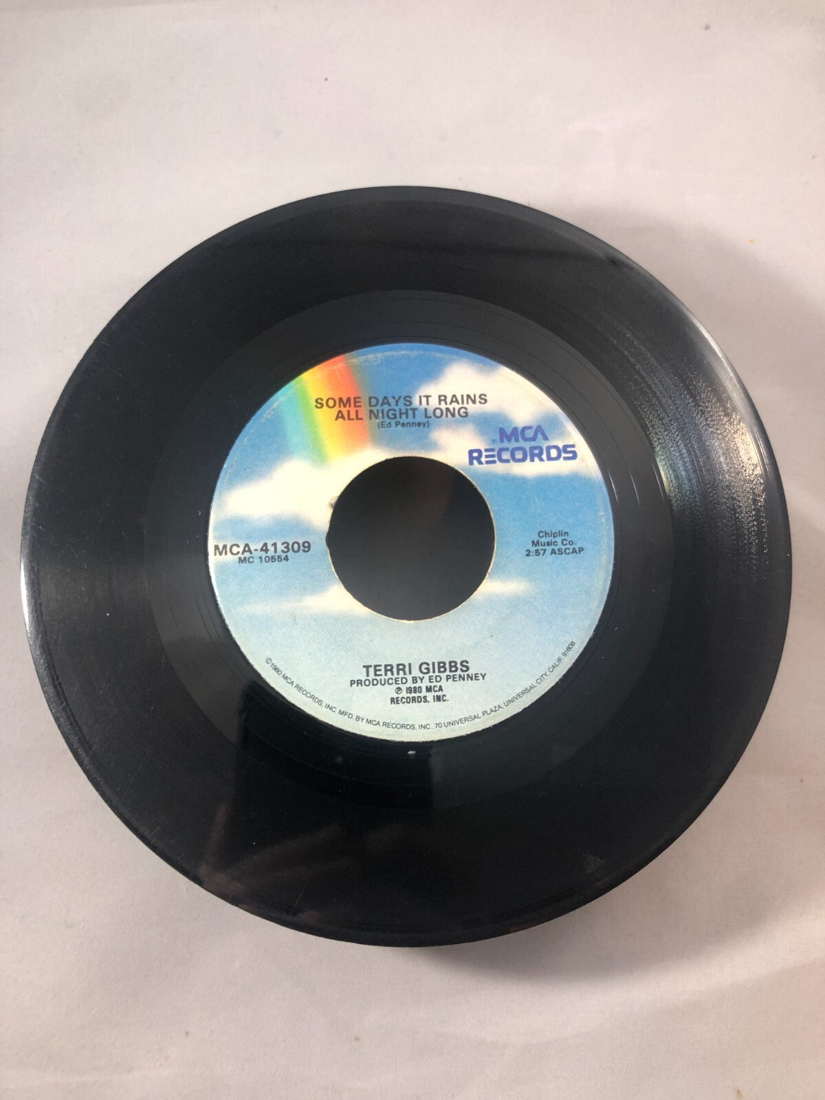 45 RPM 7" Record Terri Gibbs Somebodys Knockin & Rains All Night Long MCA- G+