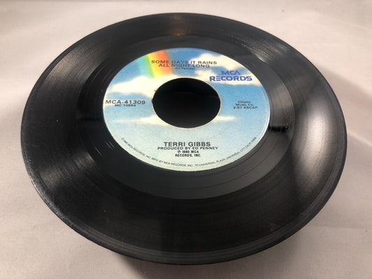 45 RPM 7" Record Terri Gibbs Somebodys Knockin & Rains All Night Long MCA- G+