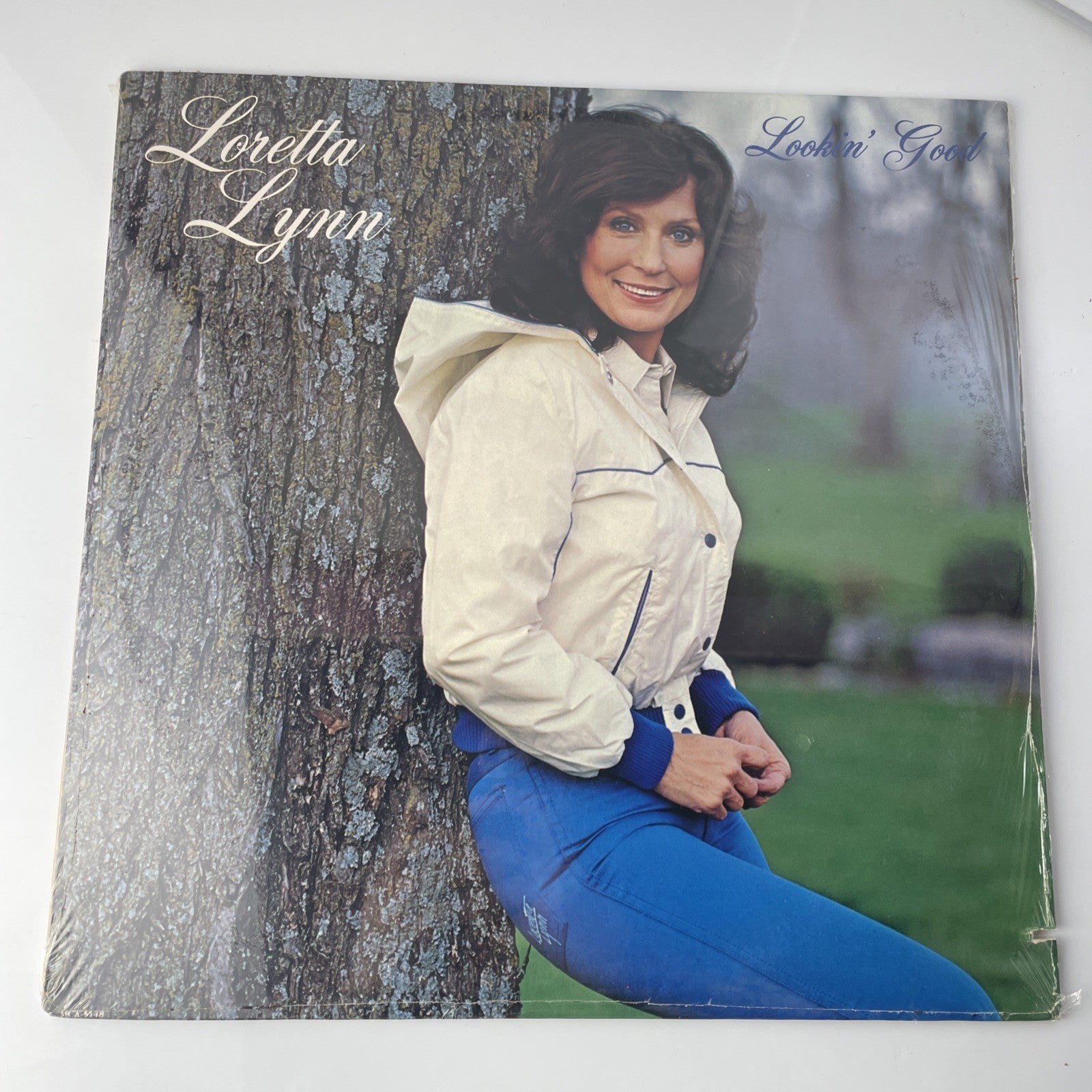 LORETTA LYNN LOOKIN' GOOD LP 1980 - nice copy - saw cut in cover USA